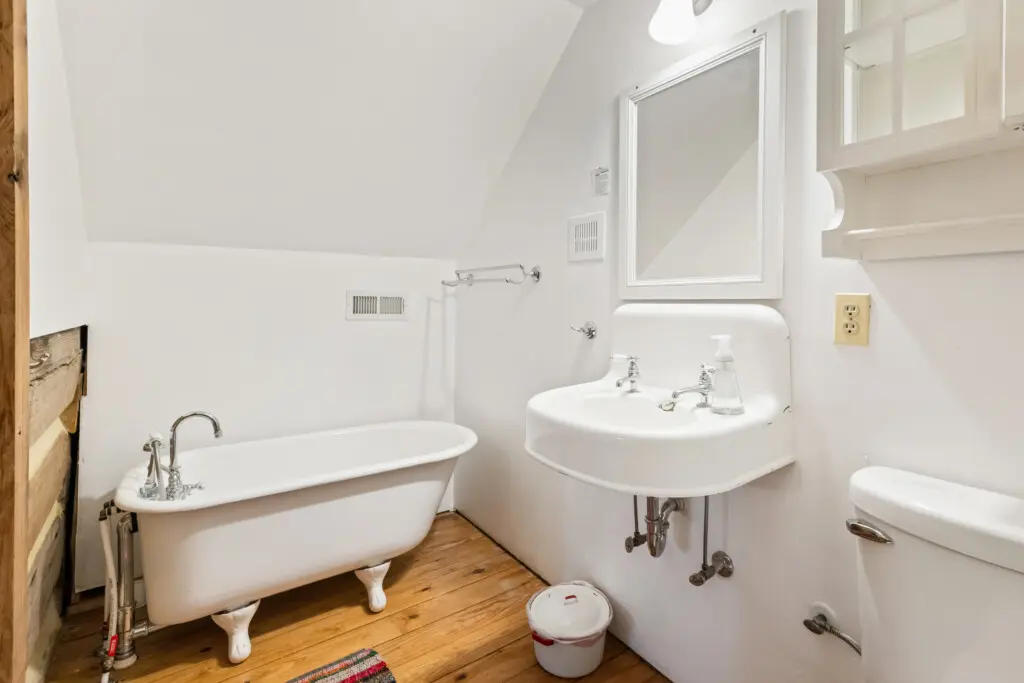6950 Heards Mountain Road Bathroom #3 1