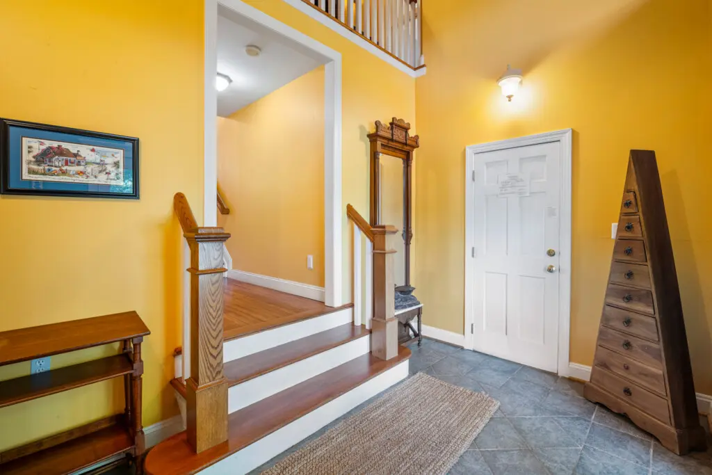 8830 Old Courthouse Road Foyer