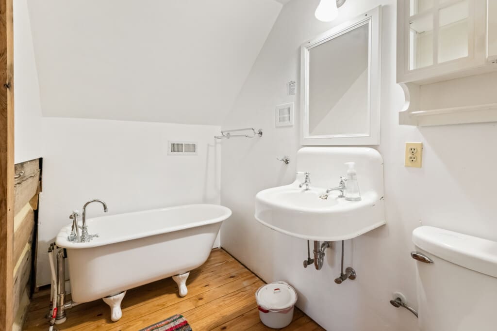 6950 Heards Mountain Road Bathroom #3 1