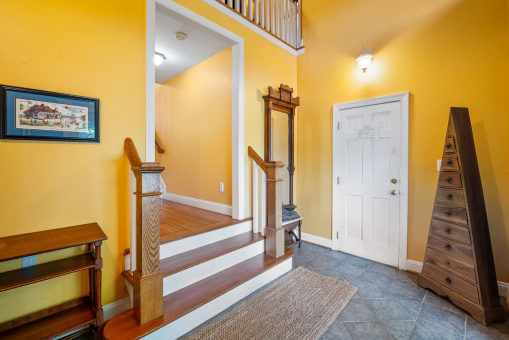 8830 Old Courthouse Road Foyer